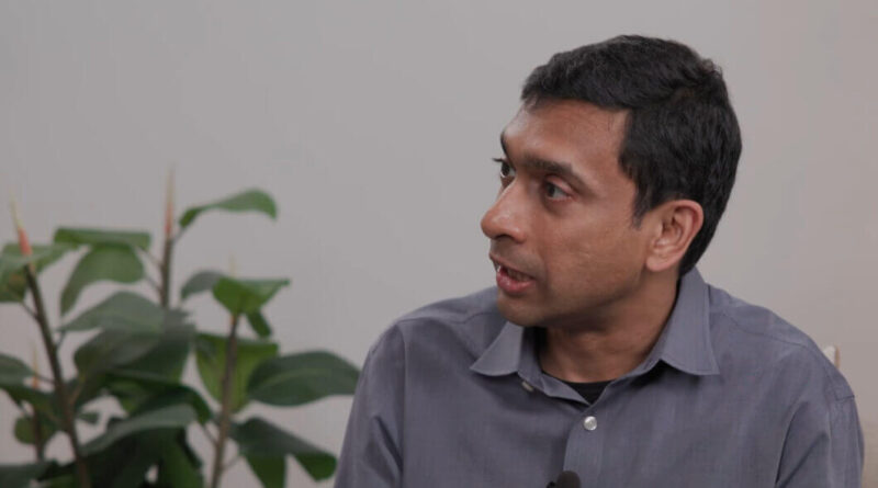 Pavan Davuluri, presidente do Windows, durante apresentação na Microsoft.