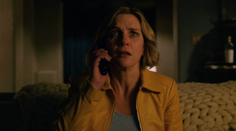Cena de Carol em Pluribus ao telefone, com expressão de choque