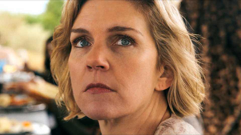 Carol observa algo com seriedade em Pluribus