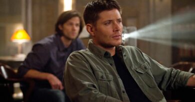 Sam e Dean assistindo a um projetor em Supernatural