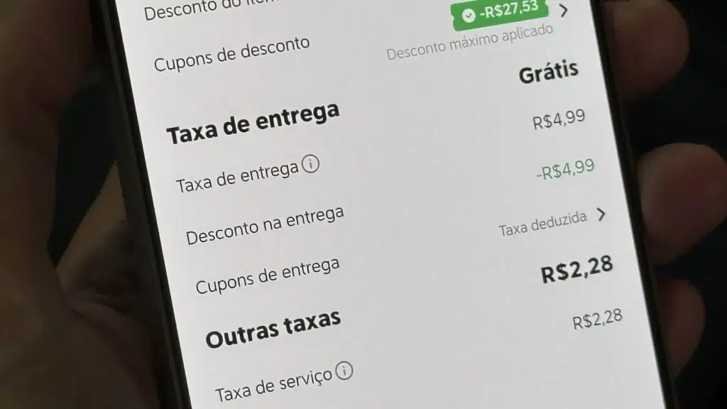 Tela de pedido com taxa de R$2,28 adicionada