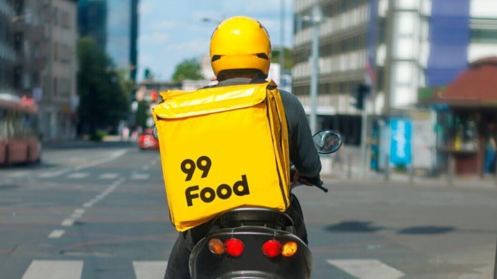 Motociclista com mochila de entrega da 99Food