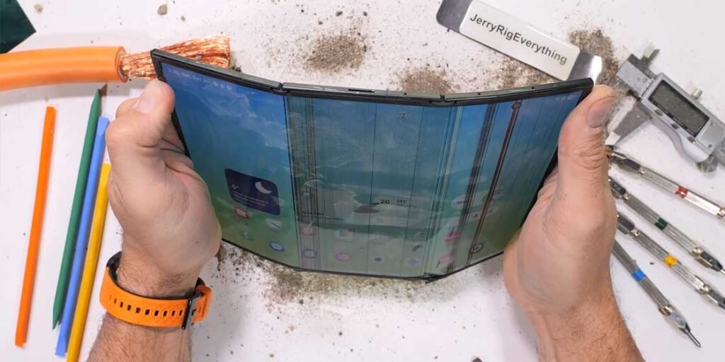Galaxy Z TriFold em teste de durabilidade mostrando danos na tela após dobra reversa