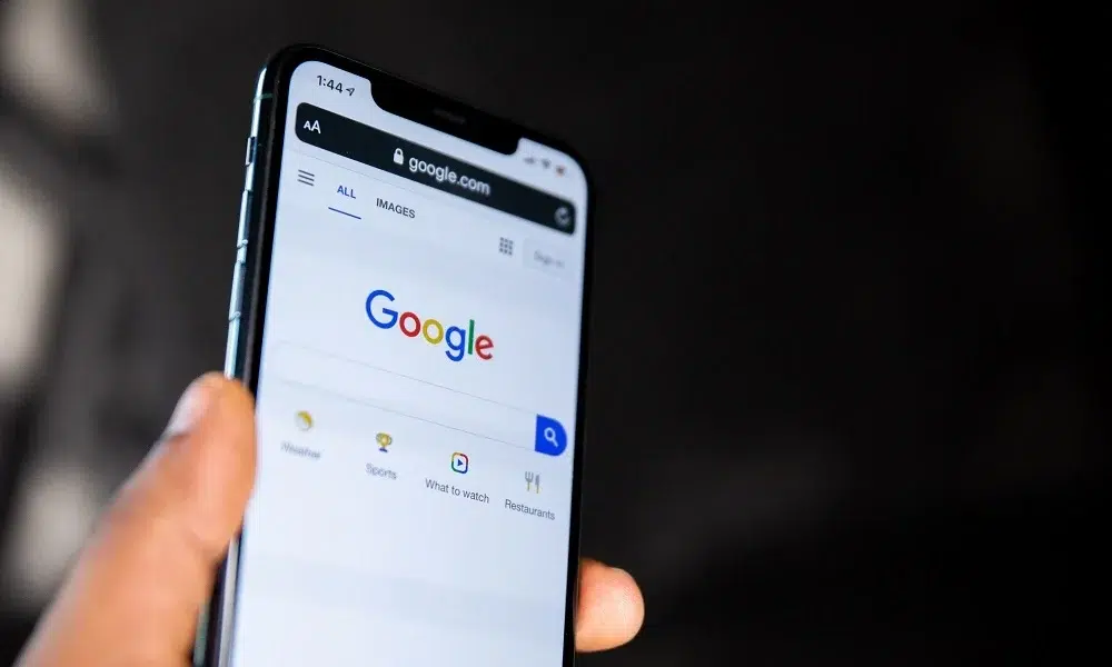 Logo do Google com fundo azul representando o uso de IA para headlines no Discover