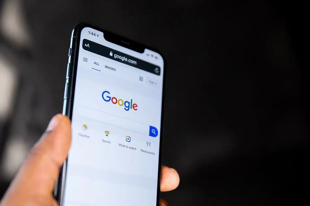 Google goto: Google começa a esconder URLs dos resultados de busca 2 Logo do Google com fundo azul representando o uso de IA para headlines no Discover