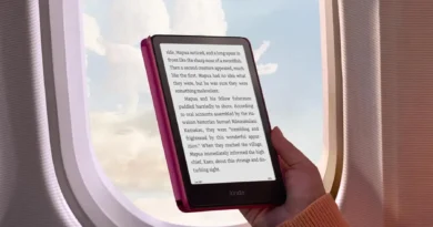 Amazon libera download de e-books: Usuário segurando o Kindle Colorsoft com tela colorida, exibindo livro Turma da Mônica - Lendas para Crianças