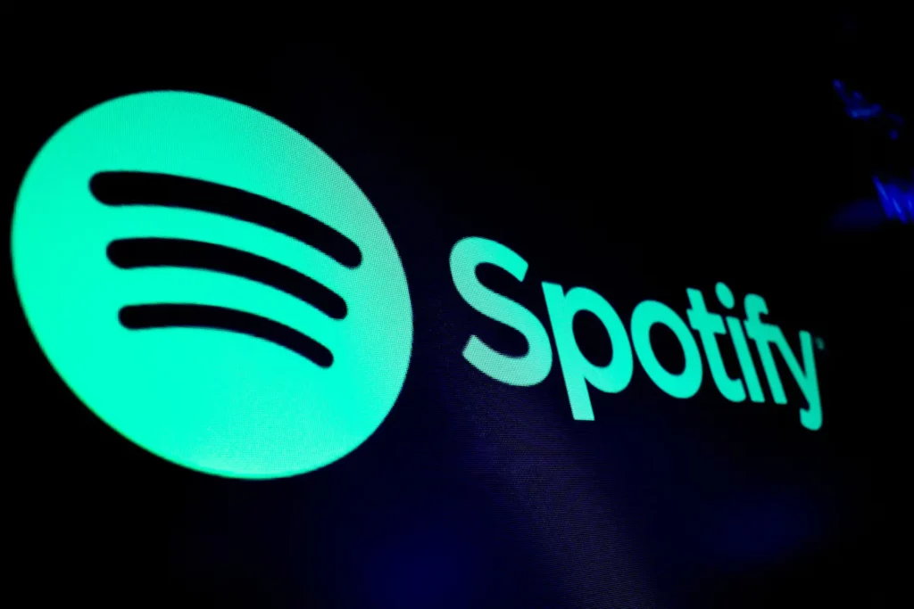 Logo do Spotify exibido na bolsa de Nova York (NYSE) durante o pregão. Foto: Brendan McDermid/Reuters.