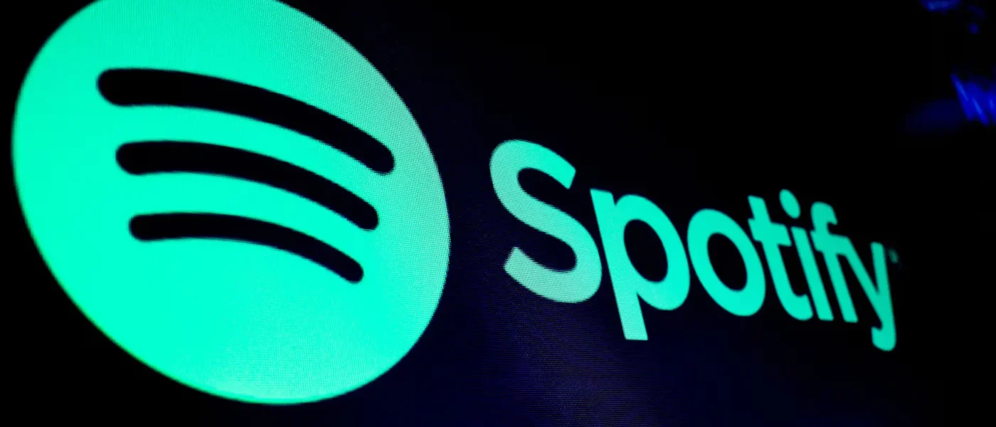 Logo do Spotify exibido na bolsa de Nova York (NYSE) durante o pregão. Foto: Brendan McDermid/Reuters.