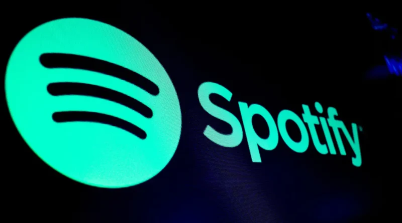 Logo do Spotify exibido na bolsa de Nova York (NYSE) durante o pregão. Foto: Brendan McDermid/Reuters.
