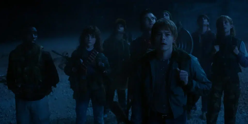 STRANGER THINGS: 5ª TEMPORADA. (Da esquerda para a direita) Caleb McLaughlin como Lucas Sinclair, Natalia Dyer como Nancy Wheeler, Gaten Matarazzo como Dustin Henderson, Joe Keery como Steve Harrington, Charlie Heaton como Jonathan Byers, Finn Wolfhard como Mike Wheeler, Noah Schnapp como Will Byers e Maya Hawke como Robin Buckley em Stranger Things: 5ª Temporada. Crédito: Cortesia da Netflix/Netflix © 2025