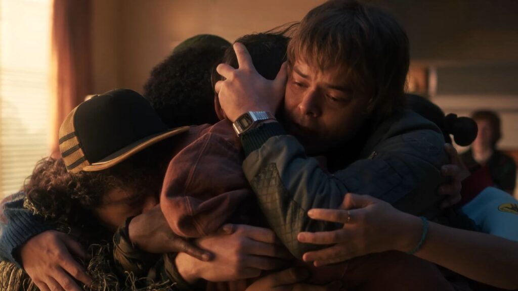Jonathan e amigos emocionados em Stranger Things 5