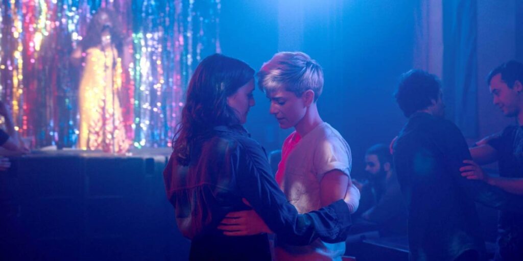 Mae Martin e Charlotte Ritchie dançando em Feel Good