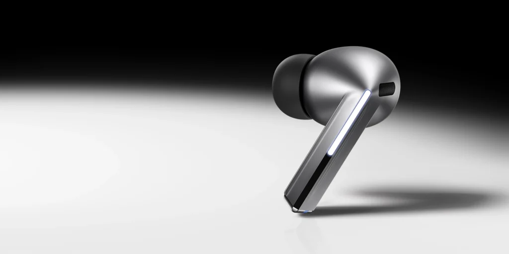 Design moderno do Galaxy Buds 3 Pro com acabamento metálico e resistência IP57