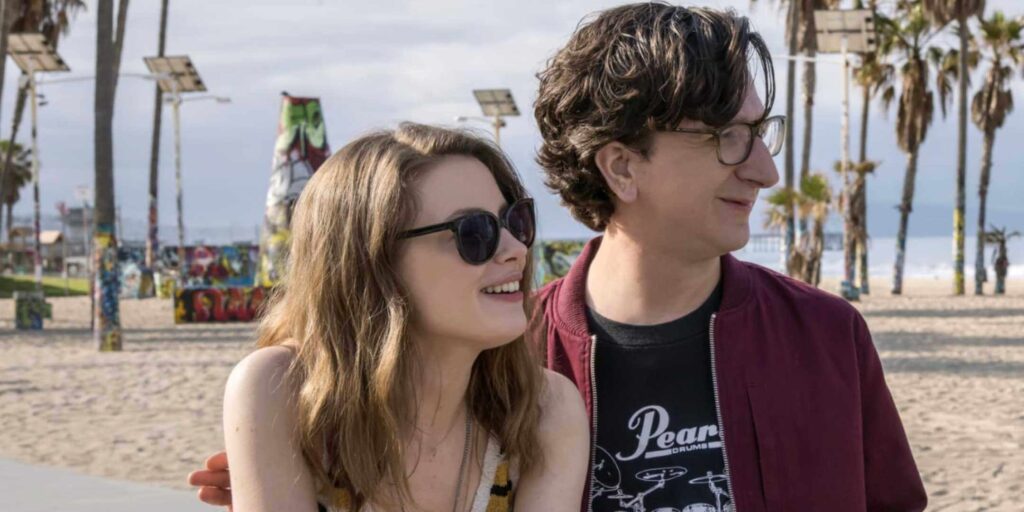 4 Séries Românticas da Netflix que Ninguém Lembra: Mickey e Gus na praia em Love