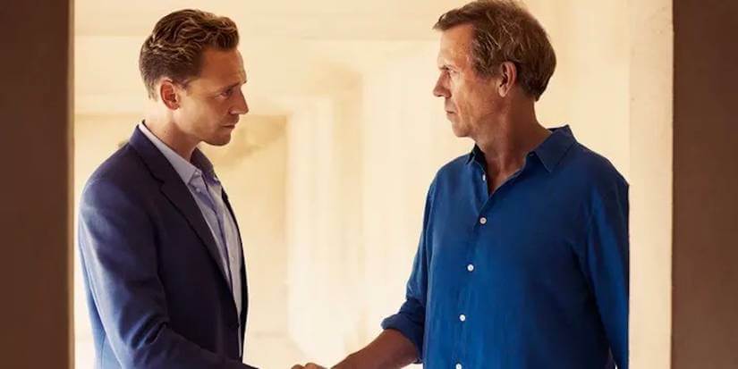 Tom Hiddleston e Hugh Laurie apertando as mãos em The Night Manager