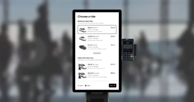 Totem da Uber instalado em aeroporto com tela e leitor de cartão.