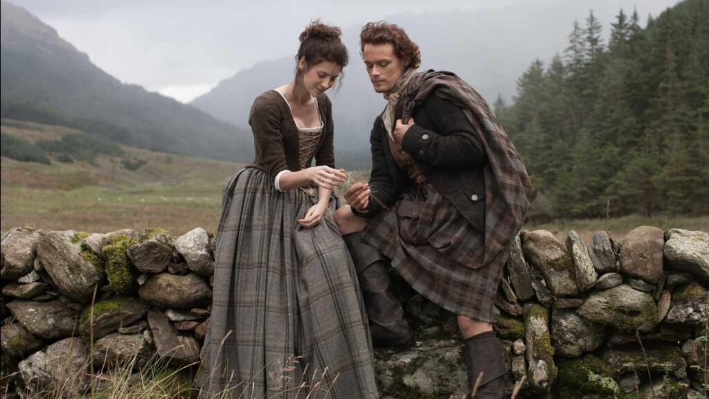 Claire e Jamie conversando em Outlander