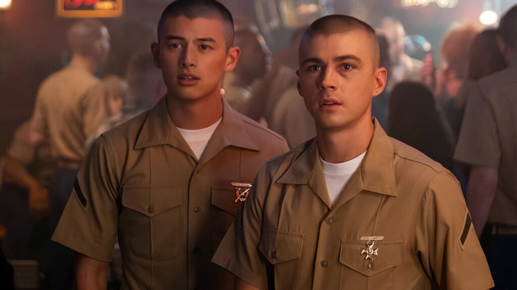 Série ‘Boots’ é Cancelada pela Netflix Após Uma Temporada 2 Miles Heizer como Cameron Cope em cena da série Boots da Netflix
