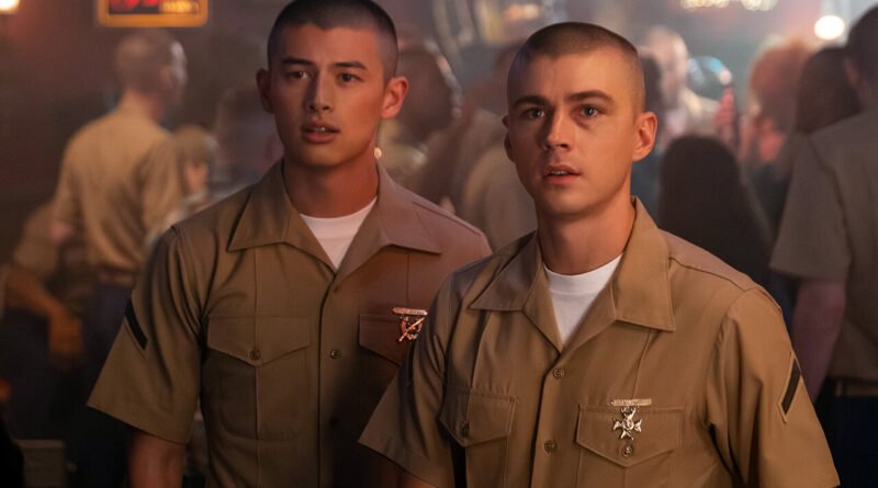 Miles Heizer como Cameron Cope em cena da série Boots da Netflix
