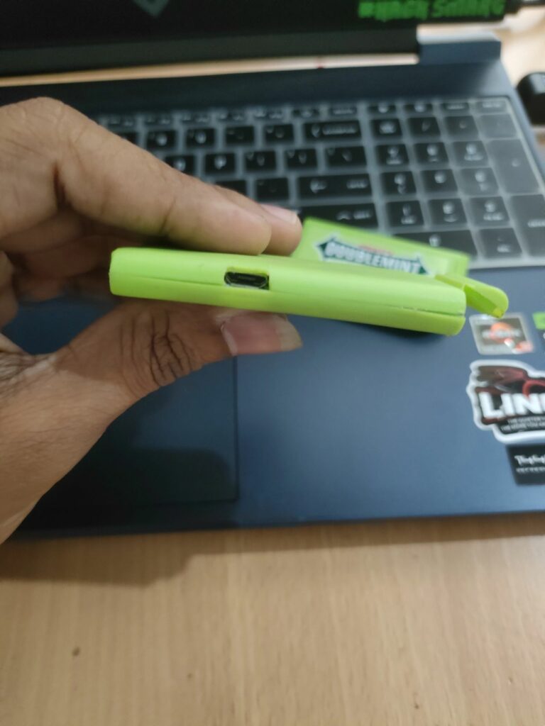 Caixa de chicletes vira ferramenta de pen testing Wi‑Fi 6 Interior da caixa de mentos com módulo ESP8266 e bateria recarregável.