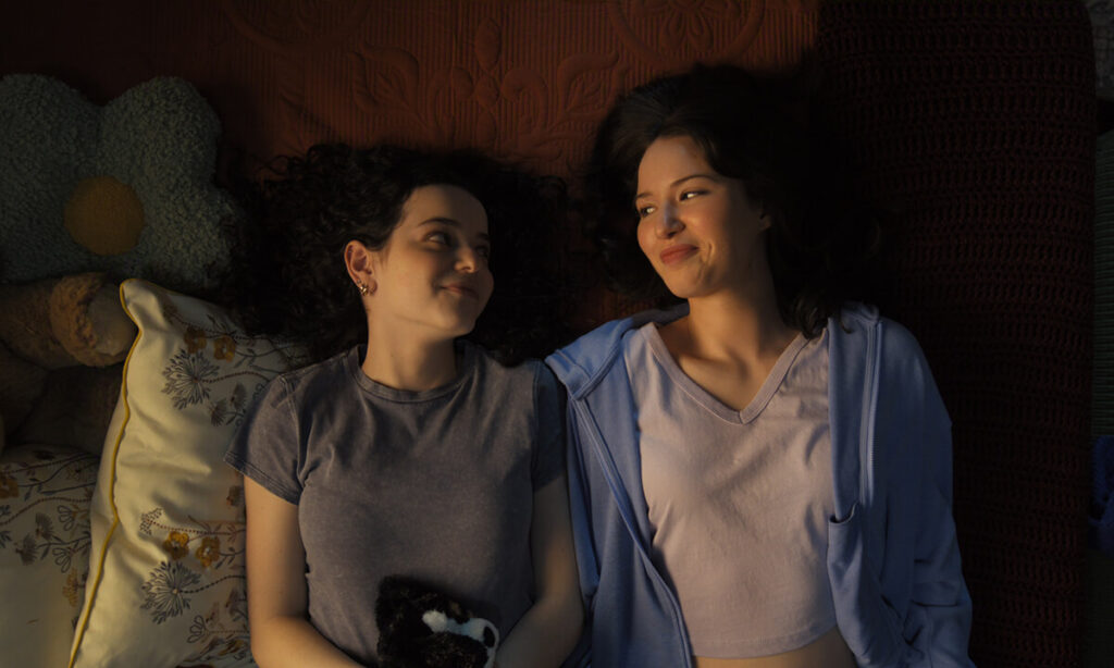 Patinando no Amor Netflix: drama juvenil sobre patinação e amor 5 Madelyn Keys e Cale Ambrozic em cena de Patinando no Amor