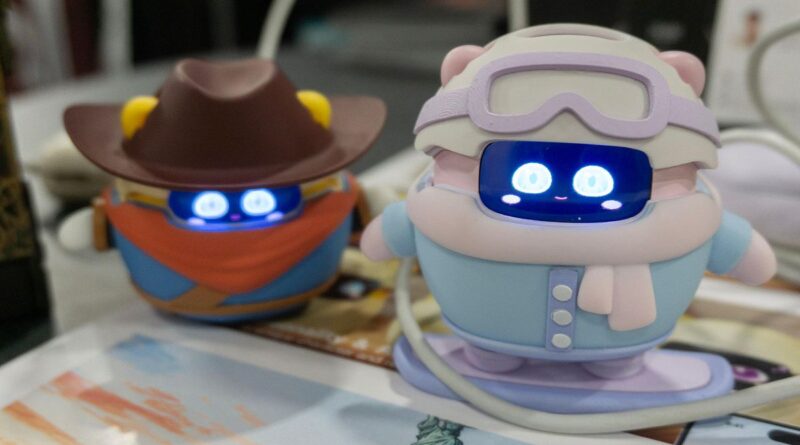 Dispositivo Sweekar da Takway apresentado na CES 2026, lembrando os antigos Tamagotchi com IA e reconhecimento de voz.