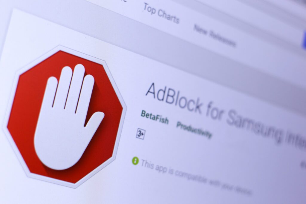 Ilustração com marca de aplicativo de bloqueadores de anúncios no Chrome