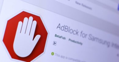 Ilustração com marca de aplicativo de bloqueadores de anúncios no Chrome
