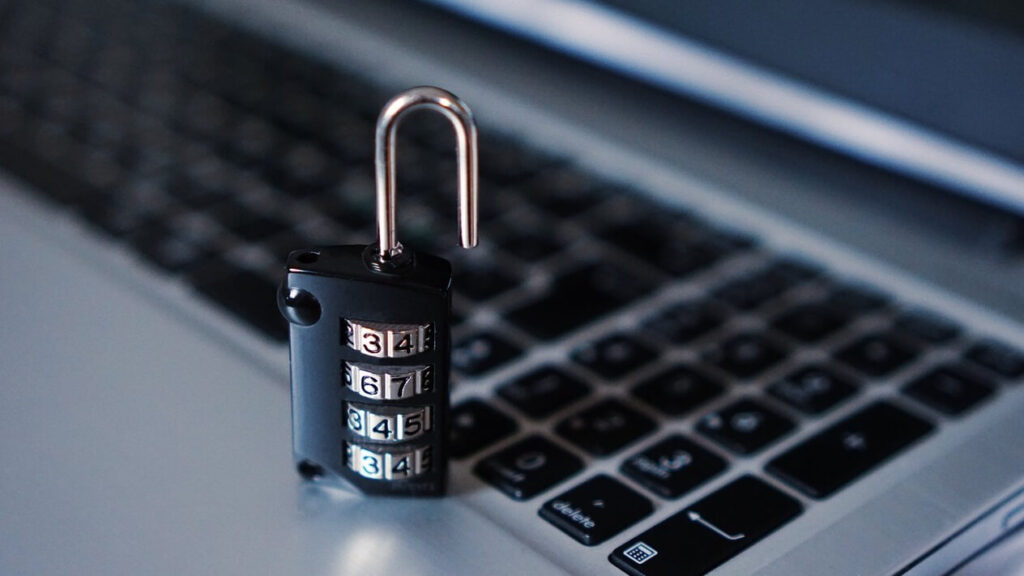 Falha crítica no n8n expõe servidores a execução remota de código 5 computador representando segurança de dados e firewall