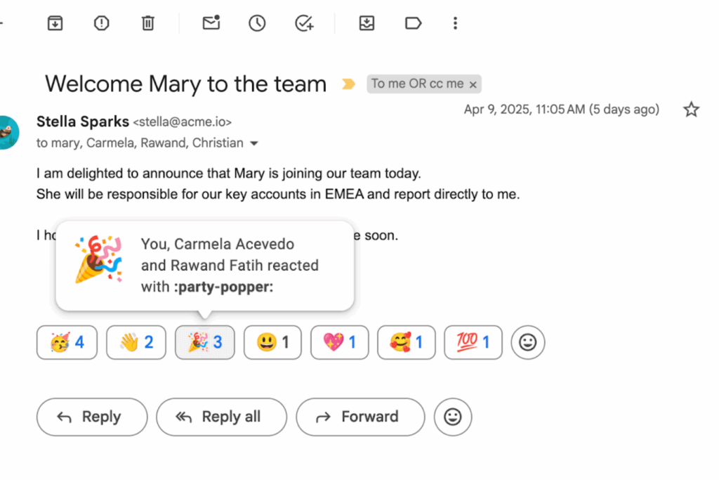 Interface do Gmail mostrando o botão de reações com emoji ao lado do botão de encaminhar