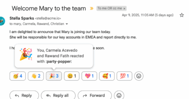 Interface do Gmail mostrando o botão de reações com emoji ao lado do botão de encaminhar