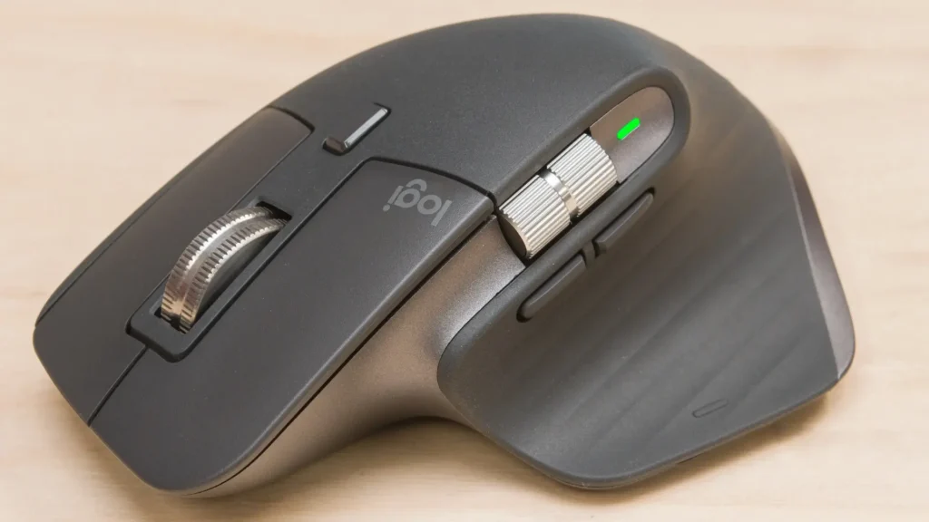 mouses da Logitech falham no Mac e empresa libera patch urgente 2 Mouse Logitech MX Master 3S sobre couro marrom, com botões prateados e logotipo Logi visível.
