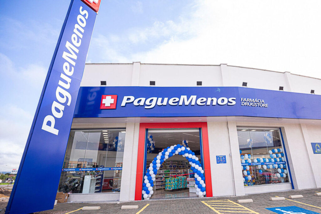 Fachada de uma farmácia Pague Menos em Fortaleza, imagem institucional da empresa.