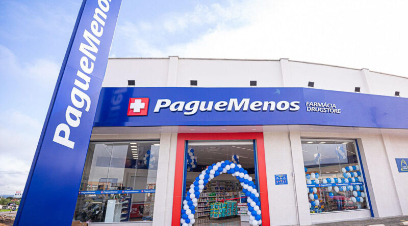 Fachada de uma farmácia Pague Menos em Fortaleza, imagem institucional da empresa.