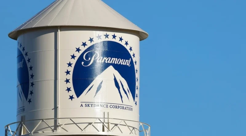 Logo da Paramount em destaque em fachada corporativa