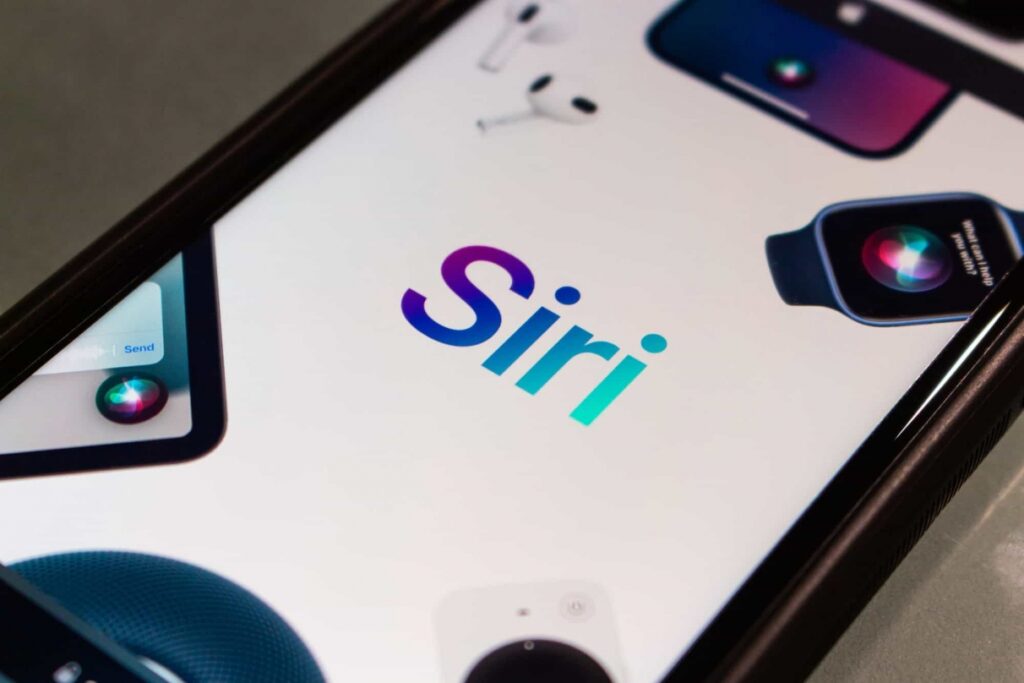 Apple anuncia nova Siri com IA Gemini do Google 2 Apple Intelligence exibe tela de configurações da Siri no iPhone, com o botão de ativação ligado e interface em português.