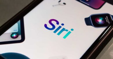 Apple Intelligence exibe tela de configurações da Siri no iPhone, com o botão de ativação ligado e interface em português.