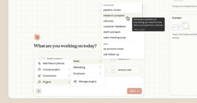Interface do Claude Cowork com novos plugins disponíveis, conectores e comandos personalizados.