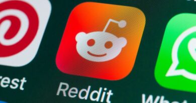 Logo do Reddit ilustrado em celular representando o crescimento no setor de adtech e inteligência artificial