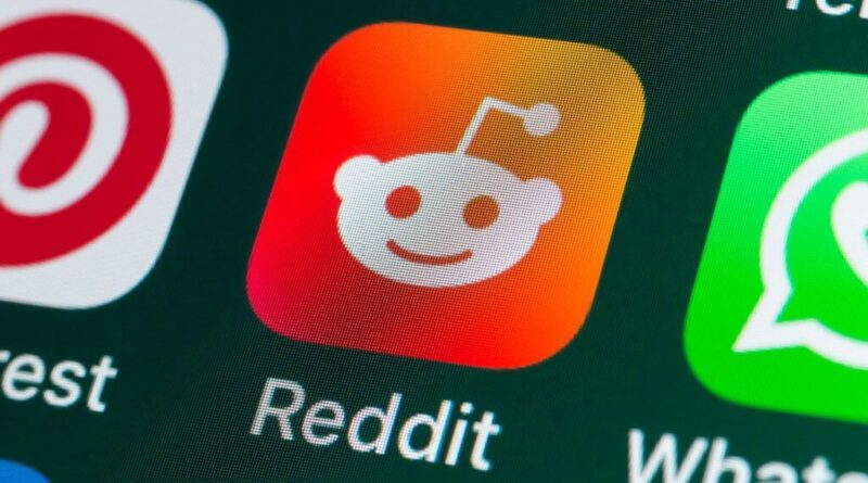 Logo do Reddit ilustrado em celular representando o crescimento no setor de adtech e inteligência artificial