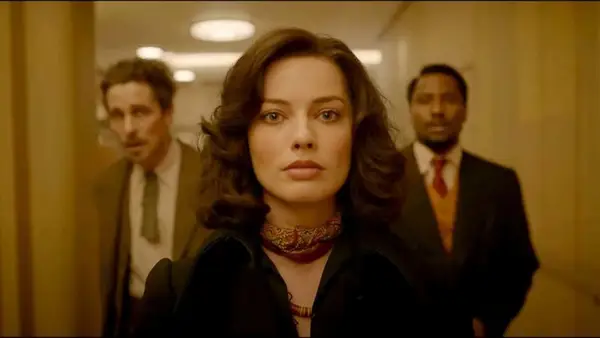 Margot Robbie em Amsterdam com estética boêmia e alfaiataria escura da década de 1930