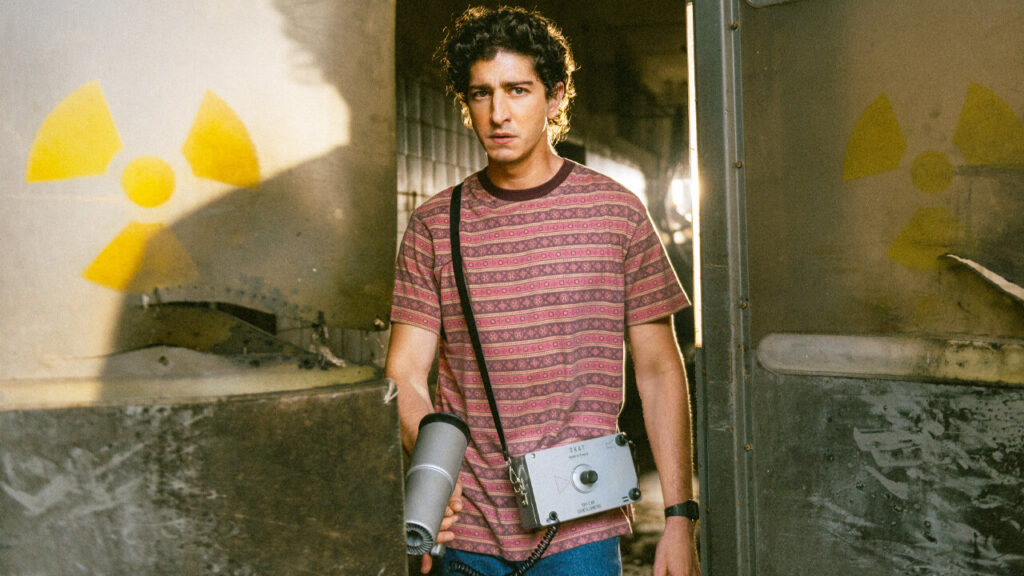 Johnny Massaro interpreta Márcio na série Emergência Radioativa da Netflix
