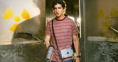 Johnny Massaro interpreta Márcio na série Emergência Radioativa da Netflix