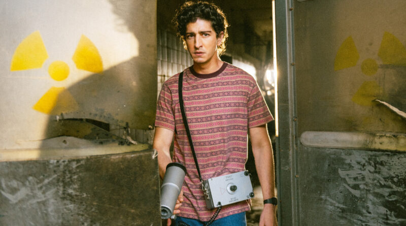 Johnny Massaro interpreta Márcio na série Emergência Radioativa da Netflix