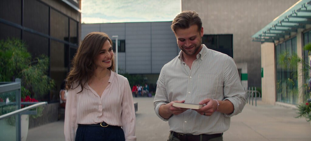 Cena da série Vladimir com Rachel Weisz e Leo Woodall