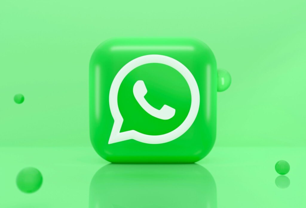 WhatsApp lança nomes de usuário para Android e iOS 2 Logo do WhatsApp sobre fundo verde com faixas diagonais