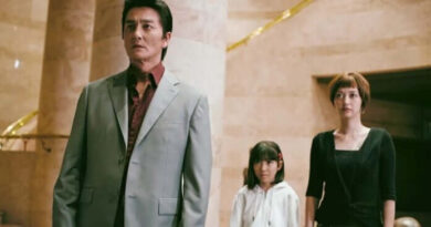 Cena da série live-action de Yakuza com Kazuma Kiryu interpretado por Yasufumi Motomiya.