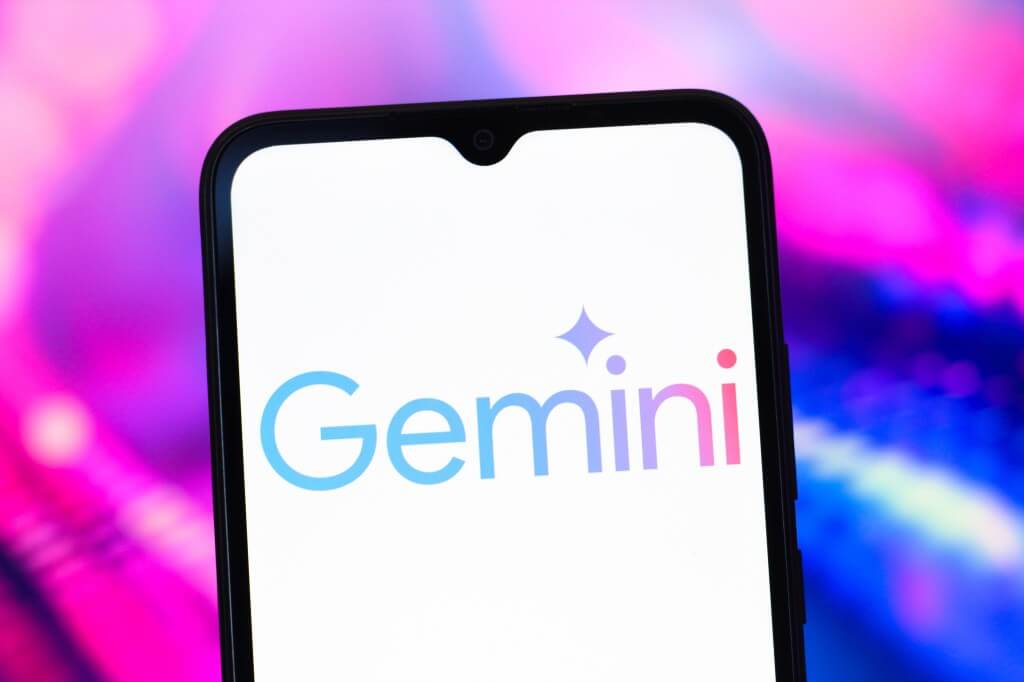 Google permite migrar chats e dados pessoais para o Gemini 2 Tela do logotipo do Google Gemini AI exibida em um smartphone