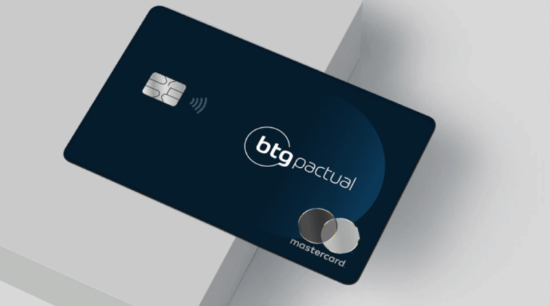 Cartão BTG Pactual Black, com logotipo e bandeira Mastercard em tons de azul e cinza