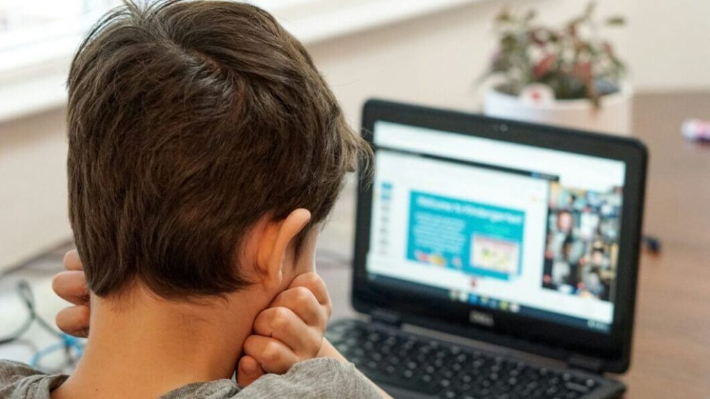 ECA Digital proteção de menores internet criança usando notebook segurança online